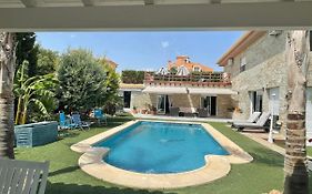 Habitación con baño privado frente a la piscina, máximo 2 Personas, no es la casa completa